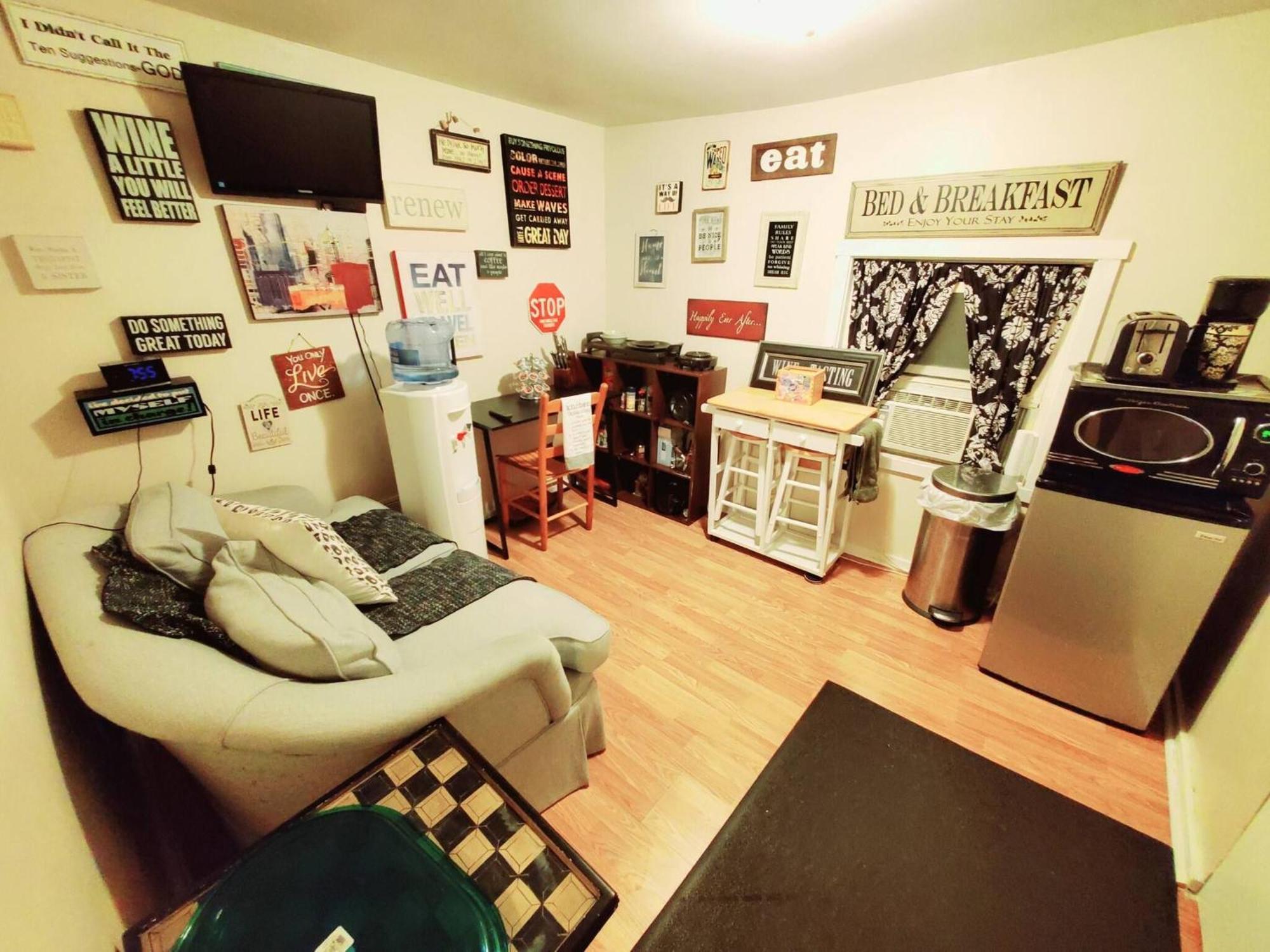 Room In Guest Room - Black-White Rm By Yale U New Haven Exterior photo